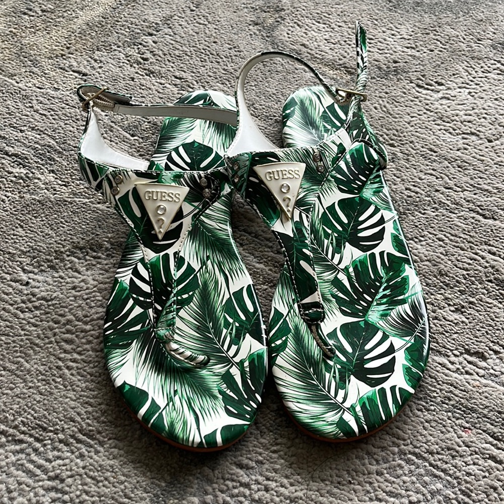 Guess green leaf thong sandal size 8